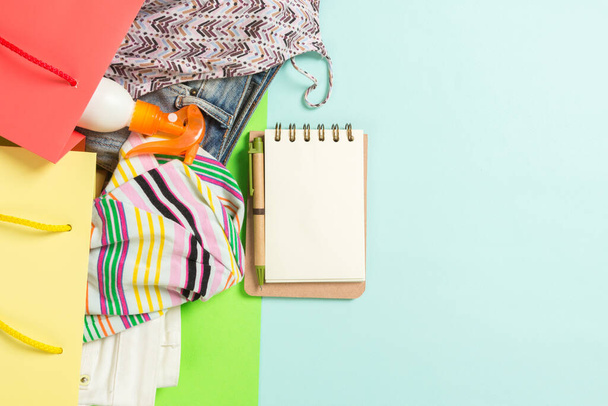 Concepto de verano de coloridas bolsas de compras llenas de ropa. Regalo
  - Foto, Imagen