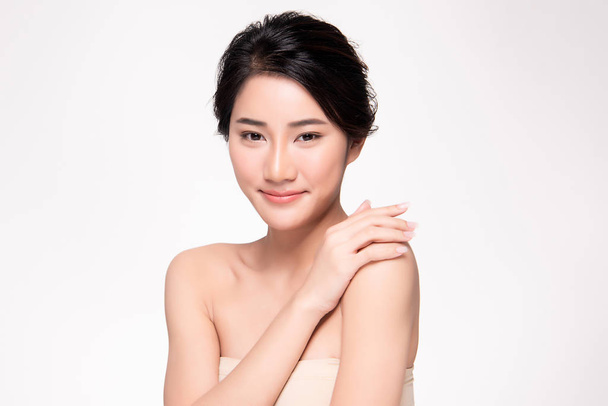 Güzel, genç Asyalı bir kadının portresi temiz, çıplak deri konsepti. Asyalı güzel kız yüz derisi ve sağlık, yüz bakımı, mükemmel cilt, doğal makyaj, beyaz arka plan.. - Fotoğraf, Görsel