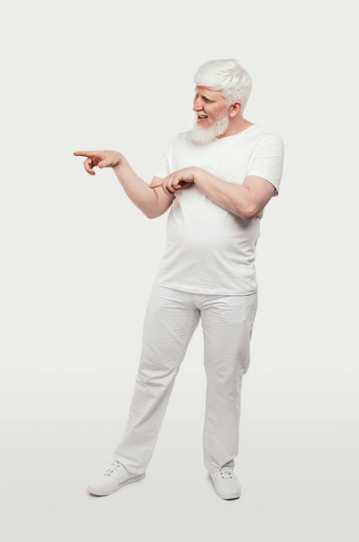 Smiling albino man pointing away - Foto, Bild