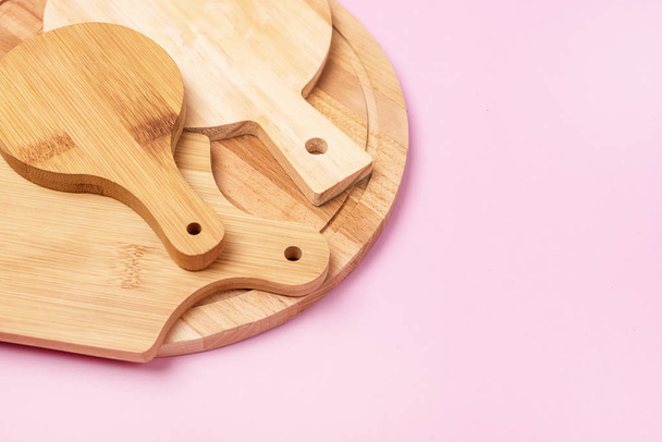 Variety of Multifunctional Circular Wooden Cutting Board for Cutting or Serve Pink Background Top View - Foto, imagen