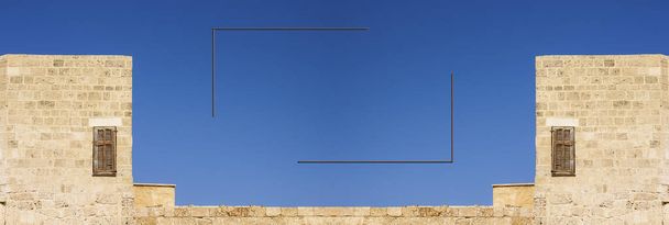 древняя архитектура концепция шаблона обоев Пасхальный стиль строительства каменный угол формы внешнего фасада рамка графический дизайн пространство для копирования текста на голубом фоне неба
 - Фото, изображение