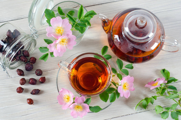 Čajový hrnec a šálek růžového čaje - Fotografie, Obrázek