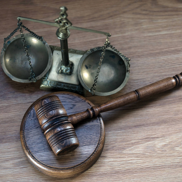 Σύμβολα του νόμου και της δικαιοσύνης σε ξύλινο τραπέζι φόντο. Γραφείο δικαστή. - Φωτογραφία, εικόνα