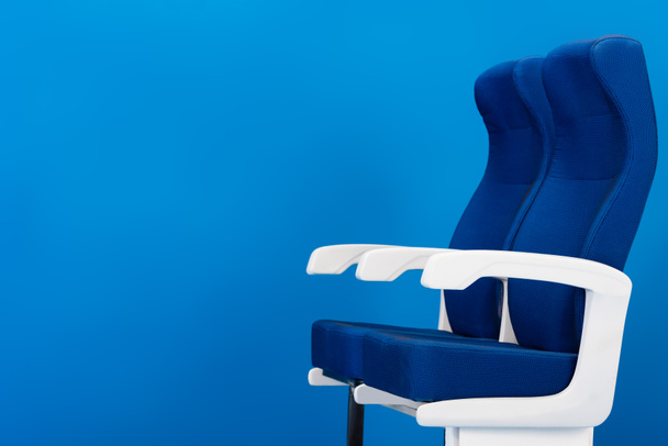 assentos brilhantes e coloridos isolados em azul com espaço de cópia
 - Foto, Imagem