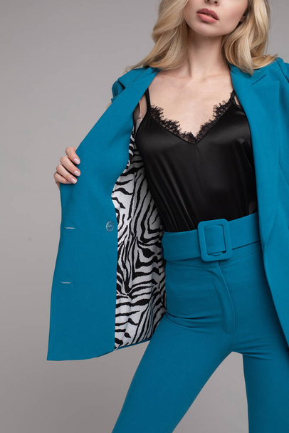Glamouröse Frau in blauem Anzug und schwarzem Dessous-Top. - Foto, Bild