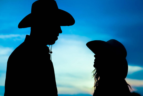 a happy cowboy couple silhouette background - Foto, Imagen