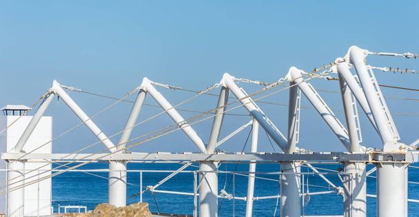 structure métallique faite sous la forme d'un mât sur le pont du sh
 - Photo, image