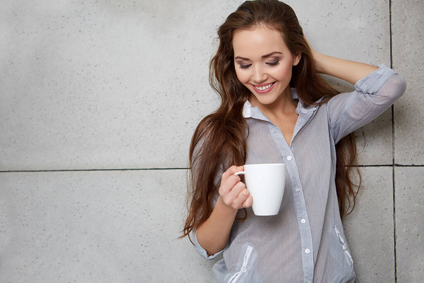 beautiful young woman drinking coffee - Fotoğraf, Görsel