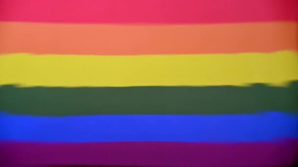 Eşcinsel Gurur Bayrağı yansıması tek su damlası sağ üstte ve dalgalanmalara neden oluyor. Soyut arkaplan kavramı - Video, Çekim