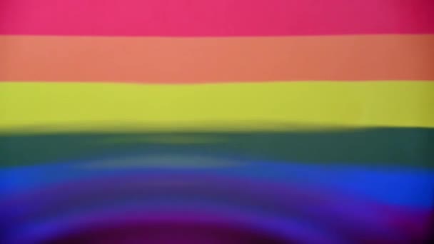 Gay Pride Flagge Reflexion mit Wellen, die vom unteren Rand kommen. abstraktes Hintergrundkonzept - Filmmaterial, Video