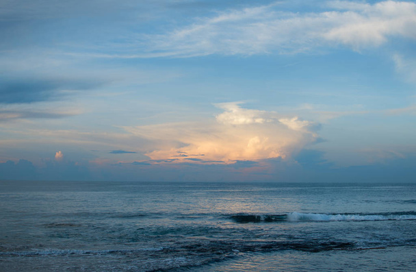 Dramatic sunset in Sri Lanka, amazing cloudy sky, ocean - Foto, immagini