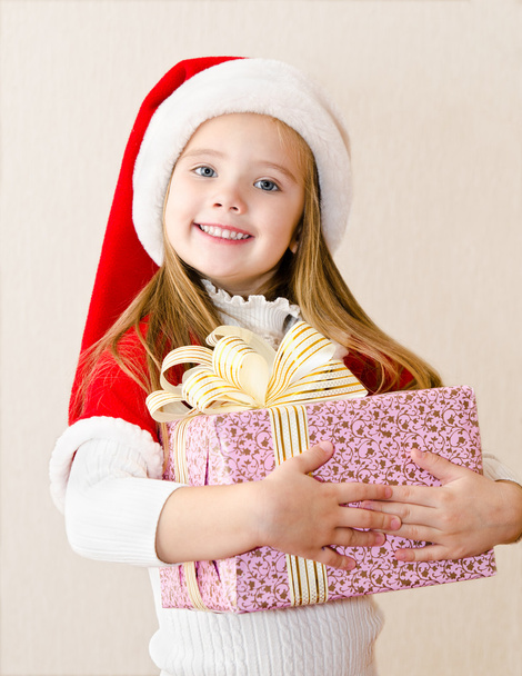 Happy smiling little girl with christmas present - Zdjęcie, obraz