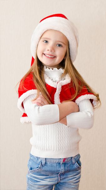 Happy smiling little girl in christmas hat - Фото, зображення