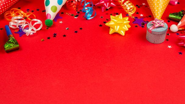 Fiestas estrellas doradas y púrpuras de confeti y un regalo, birt
 - Foto, Imagen