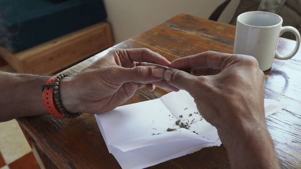 Mann überschlägt sich mit Marihuana-Joint - Foto, Bild