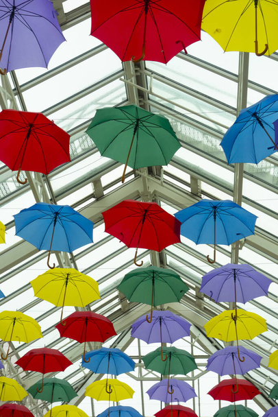 Πολύχρωμες ομπρέλες ως διακόσμηση στον αέρα με γυάλινη οροφή Εορτασμός και Διακόσμηση - Φωτογραφία, εικόνα