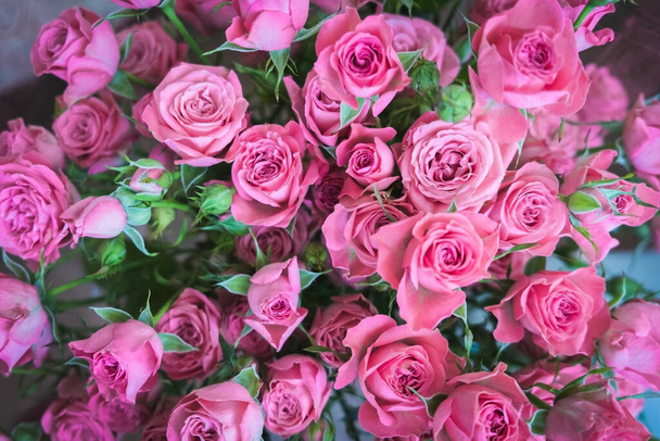bouquet di rose rosa su sfondo blu. Bouquet di belle rose rosa a San Valentino. bellissime rose per la vacanza. rose bellissime per un compleanno. rosa come sfondo
 - Foto, immagini