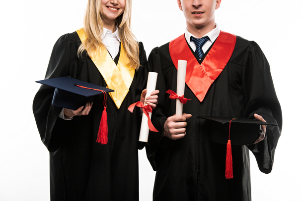 Az érettségi sapkával és fehér alapon izolált oklevéllel rendelkező diákok elölnézete - Fotó, kép