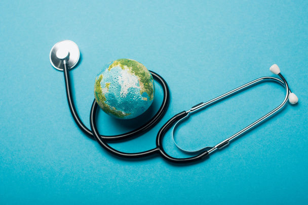 Globus i stetoskop na niebieskim tle, koncepcja Światowego Dnia Zdrowia - Zdjęcie, obraz