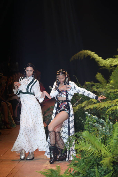 Fashion Show of New Collection in "Bangkok International Fashion - Foto, immagini