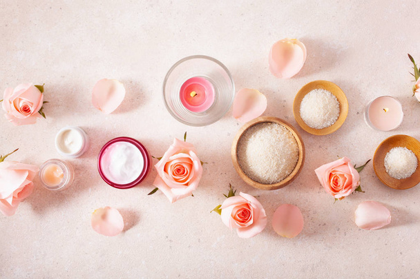 produtos de cuidados com a pele e flores rosa. cosméticos naturais para casa s
 - Foto, Imagem