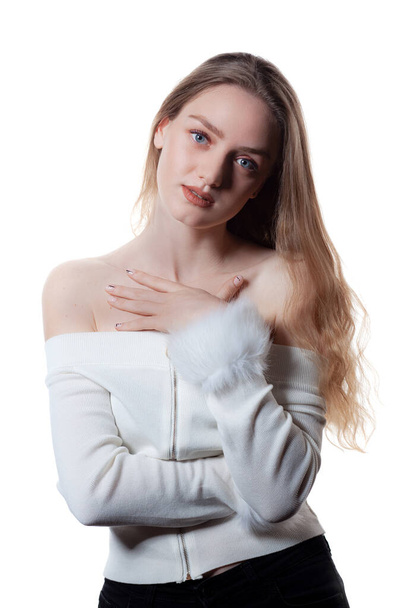 Porträt der schönen blonden weiblichen Modell auf weißem Hintergrund. - Foto, Bild