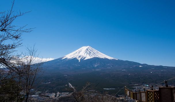 Vista do Monte Fuji, comumente chamado de Fuji san em japonês, o cone excepcionalmente simétrico do Monte Fuji, que é coberto de neve por cerca de cinco meses por ano. É um bem conhecido como o símbolo do Japão
. - Foto, Imagem