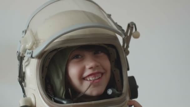 Klein mooi meisje glimlachen met astronaut helm . - Video