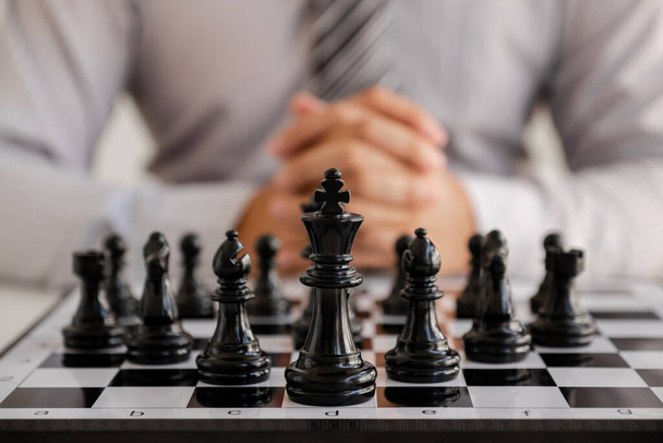 ręka biznesmen ruchome szachy w konkurencji, pokazuje przywództwa, zwolenników i strategii sukcesu biznesowego. - Zdjęcie, obraz