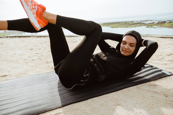 sport muslim woman with hijab sit up - Fotografie, Obrázek
