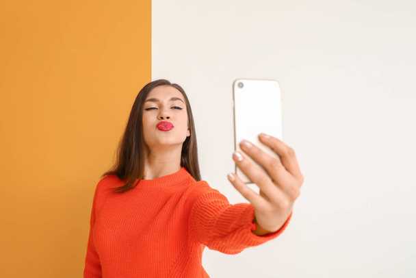 Mulher bonita tomando selfie no fundo de cor - Foto, Imagem