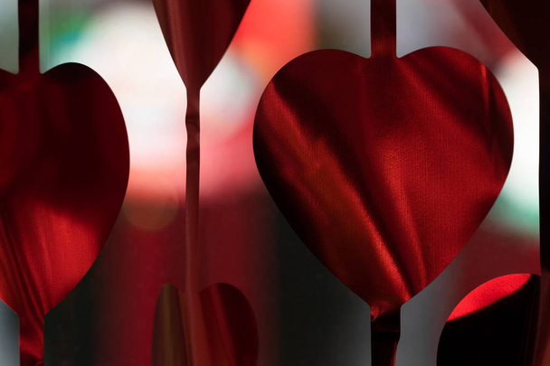 λαμπερό κόκκινο χαρτί καρδιά κρέμονται διακόσμηση για valentine backgro - Φωτογραφία, εικόνα