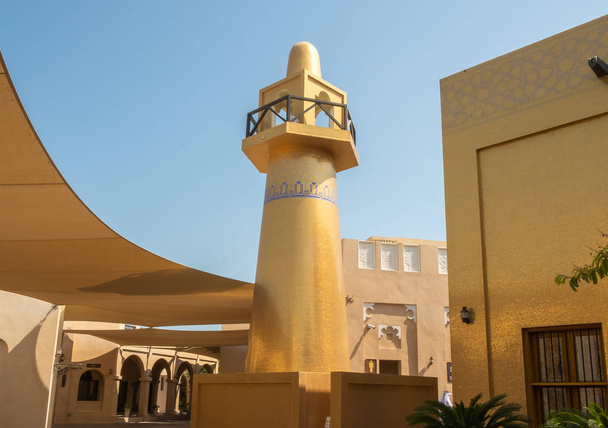 Vista de la torre de la mezquita en Katara pueblo cultural, una zona frente al mar con un anfiteatro, museo y también como centro de convenciones y tienda de restaurantes, donde está cerca de la playa de Karata, en Doha, Qatar. - Foto, imagen