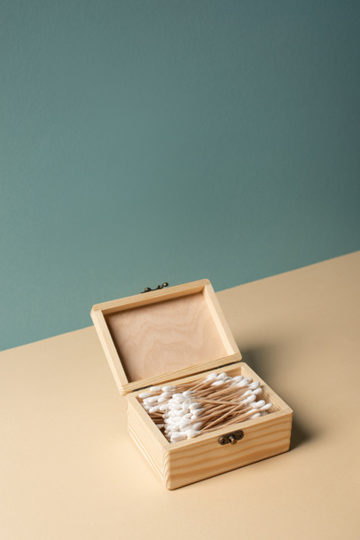 Boîte avec des bâtons d'oreille sur beige et gris, concept zéro déchet
 - Photo, image