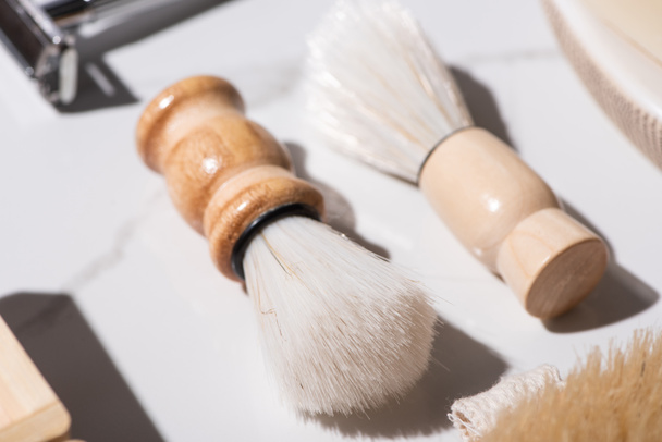 Foco seletivo de escovas de barbear em fundo branco, conceito de desperdício zero
 - Foto, Imagem