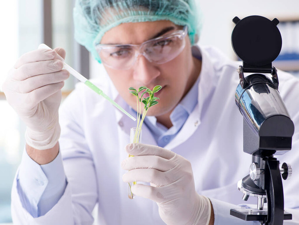 Concepto de biotecnología con científico en laboratorio - Foto, imagen
