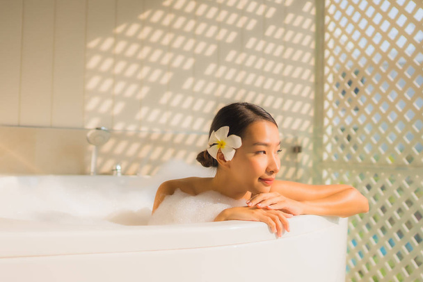 Портрет молодой азиатской женщины расслабиться принять ванну в ванной
 - Фото, изображение