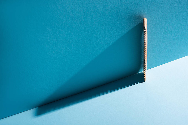 Peigne en bois sur fond bleu, concept zéro déchet
 - Photo, image