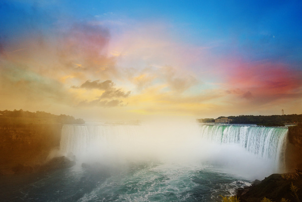 鮮やかなナイアガラの滝 - 写真・画像