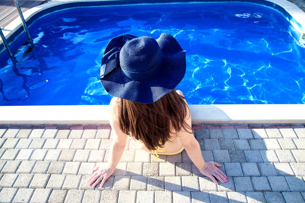 woman it hat relaxing at the pool - Foto, Imagem
