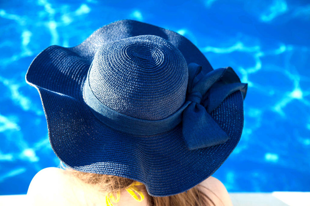 woman it hat relaxing at the pool - Foto, Imagem