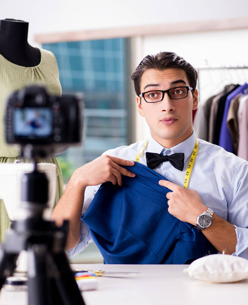 Jeune homme travaillant comme blogueur vidéo de mode - Photo, image