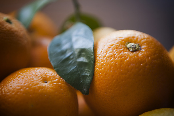 Algumas laranjas em uma tigela
 - Foto, Imagem