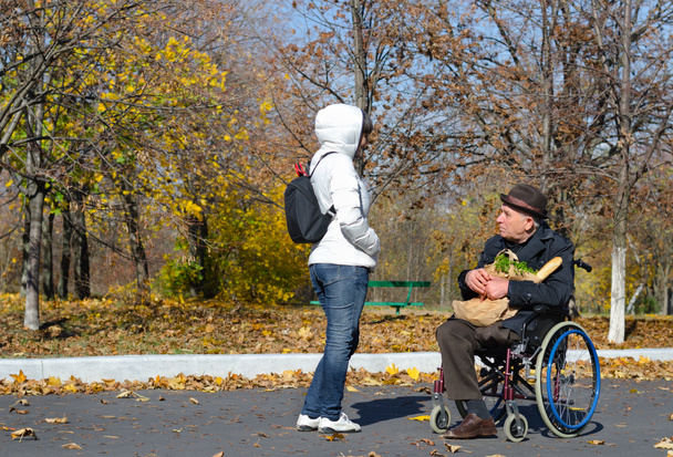 Vammainen vanhempi mies pyörätuolissa
 - Valokuva, kuva