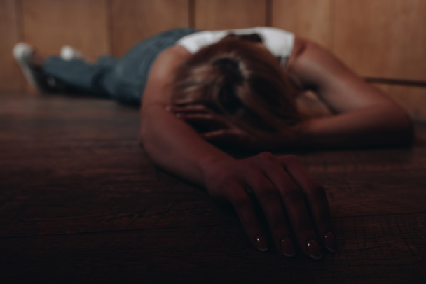 A padlón fekvő áldozat szelektív fókusza  - Fotó, kép