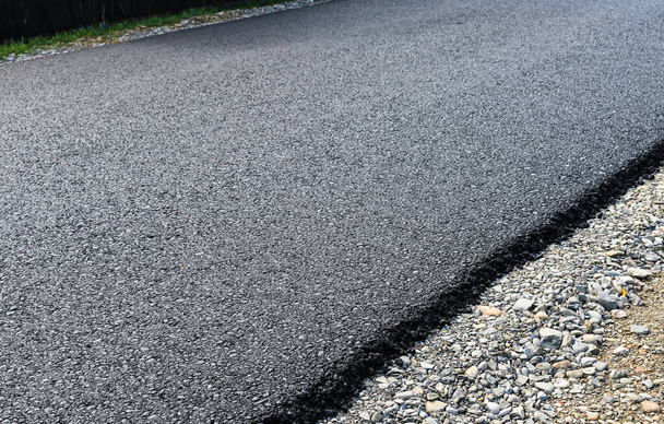 Nueva capa de camino de asfalto en construcción con el apoyo de
  - Foto, Imagen