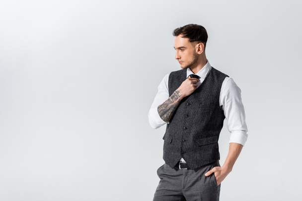 guapo tatuado elegante novio ajuste corbata aislado en gris
 - Foto, imagen