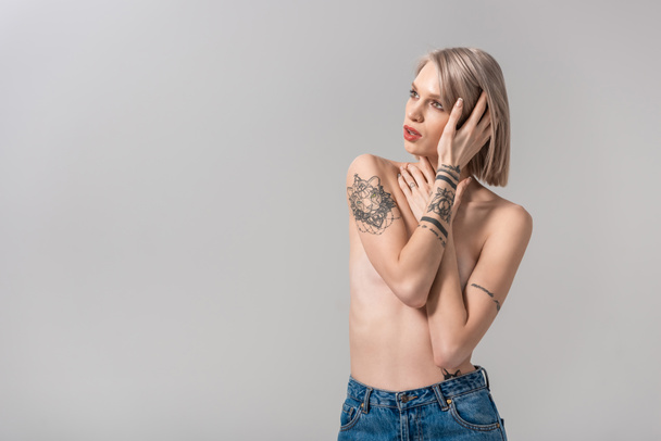 sexy mladá nahoře bez tetování žena pózuje izolované na šedé - Fotografie, Obrázek