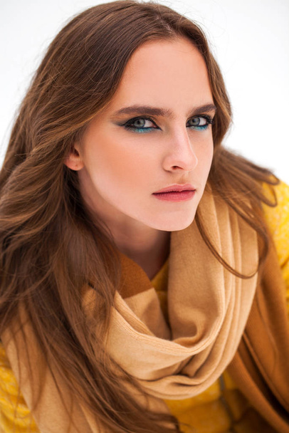 Make up beauty. Portrait of a young beautiful woman in winter pa - Foto, Bild
