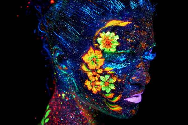 kreativ frühling blumen uv portrait glowin neon body art malerei - Foto, Bild